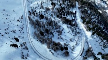 Güneşli bir kış gününde Zermatt 'ta, Matterhorn Dağı' nın zirvesine çıkan Gornergrat Bahn tren yolunun 4K Static Shot 'u. İsviçre Alpleri ve İsviçre seyahati.