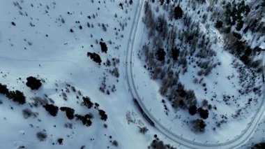 Zermatt 'taki Gornergrat' a giden İsviçre elektrikli çarklı tren yolunun yukarıdan görünüşü. Avrupa, İsviçre 'de Alpler' de turistlerin bulunduğu trenin üstünden görüntüler.