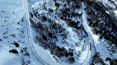 Riffelalp istasyonuna yakın iki Gornergrat bahn treninin kuş bakışı görüntüsü. İsviçre ve bazı kayakçılar patikadan aşağı iniyor..