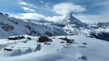 İsviçre 'de kışın Matterhorn manzaralı Gornergrat hava aracı. Majestic Mountain Zirveleri Alplerdeki ünlü Zermatt Kayak Tesisi. Muhteşem ilham verici doğa manzarası..