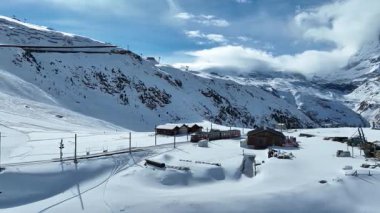 Güneşli bir kış gününde Zermatt 'ta, Matterhorn Dağı' nın zirvesine çıkan Gornergrat Bahn demiryolunun hava aracı görüntüleri. İsviçre Alpleri ve İsviçre seyahati.