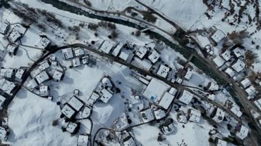 Alplerdeki ünlü Zermatt kayak merkezinin ve teleferiklerin hava aracı görüntüleri..