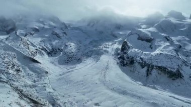İsviçre 'nin Zermatt kentindeki Gornergrat bakış açısına göre kışın Gorner Buzulu.
