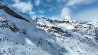 İsviçre 'de kışın Matterhorn manzaralı Gornergrat hava aracı. Majestic Mountain Zirveleri Alplerdeki ünlü Zermatt Kayak Tesisi. Muhteşem ilham verici doğa manzarası..
