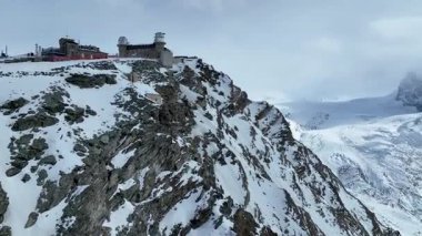 Kış boyunca Gornergrat 'ın etrafında tam dönüşümlü hava üssü. Matterhorn, Gornergrat tren istasyonu ve oteli, Gorner buzulu, Monte Rosa manzaralı..