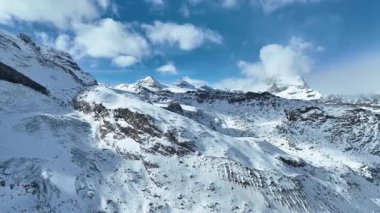 Zermatt kayağı üzerindeki hava görüntüleri Klein Matterhorn yakınlarında. Arka planda Breithorn zirvesi. Valais, İsviçre.