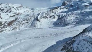 Gorner Buzulu 'nun havadan görünüşü. Gornergletscher ve Grenzgletscher 'in insansız hava aracı görüntüleri. Monte Rosa Massiv arka planda, zirve İsviçre 'de.