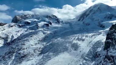 İsviçre, Avrupa 'daki Alplerdeki güzel bir Gorner buzulunun havadan görünüşü, Gornergrat gözlemevinden bir manzara. Grenzgletscher, Monte Rosa Massiv, Gornergletscher.