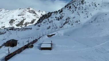 Gornergrat Bahn 'ın Riffleboden istasyonundan Gornergrat zirvesine giden treninin havadan görüntüsü. İsviçre Alpleri ve İsviçre seyahati.