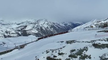 Güneşli bir kış gününde Zermatt 'ta, Matterhorn Dağı' nın zirvesine çıkan Gornergrat Bahn demiryolunun hava aracı görüntüleri. İsviçre Alpleri ve İsviçre seyahati.