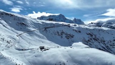 Güneşli bir kış gününde Zermatt 'ta, Matterhorn Dağı' nın zirvesine çıkan Gornergrat Bahn demiryolunun hava aracı görüntüleri. İsviçre Alpleri ve İsviçre seyahati.