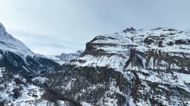 Dağcılar sabahın erken saatlerinde Matterhorn 'un tepesinde.