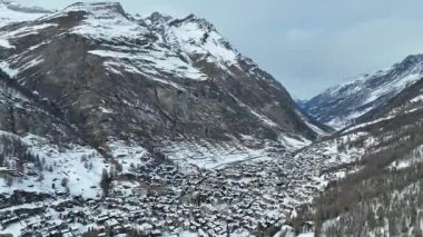 Zermatt, İsviçre 'nin İHA Çekimi, Matterhorn Dağı' nın Altındaki Vadi 'deki Kar Kaplama Kasaba Binası, Alpler.
