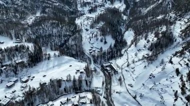 Matterhorn ekspres teleferiği Zermatt 'tan Matterhorn Buzul Cenneti' ne, Furi ve Trockener Steg üzerinden. Arka planda kış zamanı dağ sırtı.