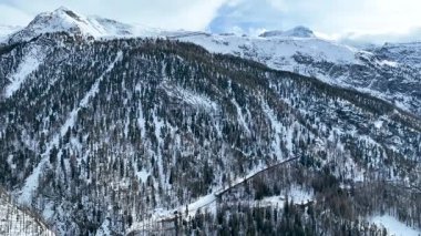 Pennine Alpleri 'ndeki Gornergrat ve Breithorn dağlarının arka planda demiryolu istasyonu karla kaplı manzaralı manzarası. Zermatt, İsviçre.