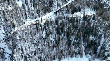 Gornergrat Bahn ve Findel Bridgenear 'ın Findelbach istasyonuna havadan çekilmiş görüntüleri. İsviçre Alpleri ve İsviçre seyahati.