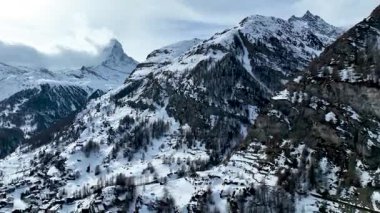 İsviçre 'de kışın Matterhorn manzaralı Gornergrat hava aracı. Majestic Mountain Zirveleri Alplerdeki ünlü Zermatt Kayak Tesisi. Muhteşem ilham verici doğa manzarası.