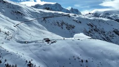 İsviçre 'nin Valais kentindeki Zermatt kayak merkezindeki ikonik çarklı Gornergrat demiryolunun hava aracı görüntüleri.