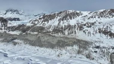 İsviçre Alp Dağları 'nın tepesinde kışın Matterhorn manzaralı Gornergrat' ın hava manzarası