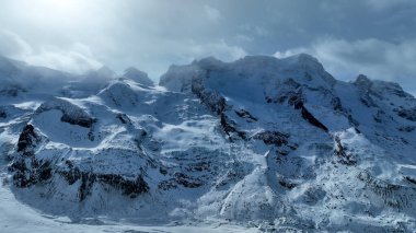 İsviçre 'deki Klein Matterhorn' daki buzulun hava görüntüsü. Arka planda Matterhorn Dağı.