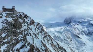 Gornergrat Kulm Hotel ve Zermatt, Valais, İsviçre yakınlarındaki ünlü Matterhorn manzarası.