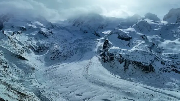 İsviçre 'nin Zermatt kentindeki Gornergrat bakış açısına göre kışın Gorner Buzulu.