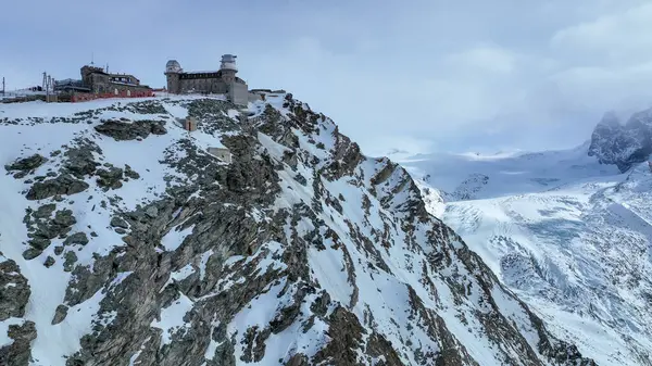 Kış boyunca Gornergrat 'ın etrafında tam dönüşümlü hava üssü. Matterhorn, Gornergrat tren istasyonu ve oteli, Gorner buzulu, Monte Rosa manzaralı..