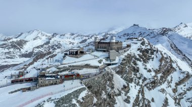 Güzel Gornergrat Kulm Oteli, modern gözlemevi ve restoran binası mavi gökyüzü arka planında, Zermatt, İsviçre 'de yaz mevsimi..