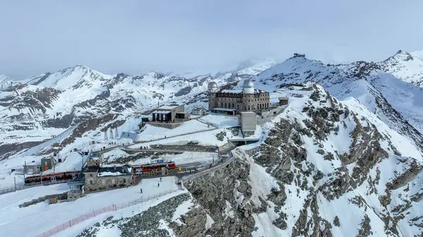 Güzel Gornergrat Kulm Oteli, modern gözlemevi ve restoran binası mavi gökyüzü arka planında, Zermatt, İsviçre 'de yaz mevsimi..