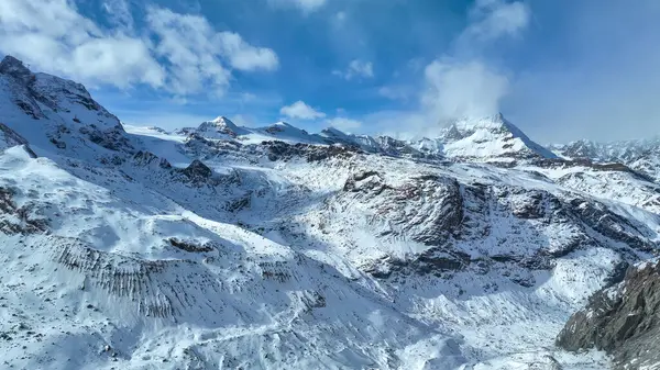 İsviçre 'de kış boyunca Havacılık Matterhorn Buzulu Cenneti. Majestic dağ zirveleri Alplerdeki ünlü Zermatt kayak merkezi. Muhteşem ilham verici doğa manzarası..