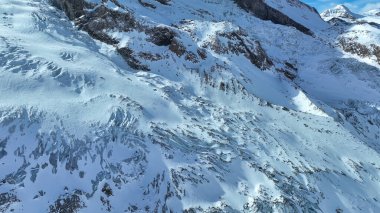 Buzul yarıkları boyunca eşsiz ve güçlü buz kütleleri yüzeyi. Havadan yakın çekim. Doğa harikası ve seyahat kavramları. Kamera yukarı hareket ediyor.