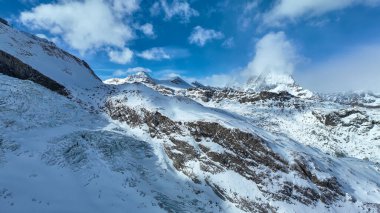 Mavi gökyüzü ve kar ile Mauntain buzul panoramik görünümü.