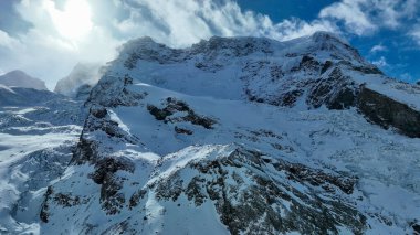 İsviçre, Breithorn dağının etrafındaki Kar Alpleri ve Mavi Gök Panoramik Manzarası.