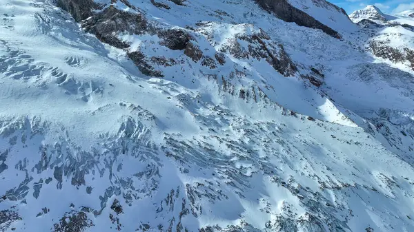 Buzul yarıkları boyunca eşsiz ve güçlü buz kütleleri yüzeyi. Havadan yakın çekim. Doğa harikası ve seyahat kavramları. Kamera yukarı hareket ediyor.