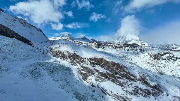 Mavi gökyüzü ve kar ile Mauntain buzul panoramik görünümü.
