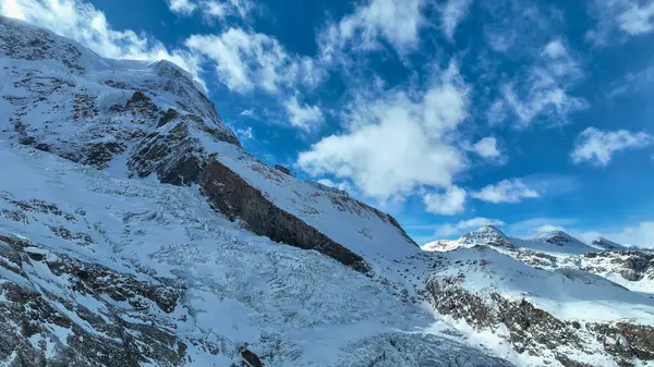 Mavi gökyüzü ve kar ile Mauntain buzul panoramik görünümü.