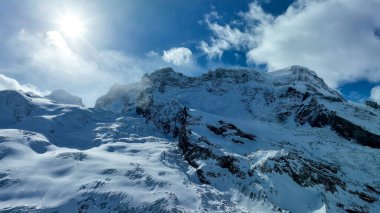İsviçre, Breithorn dağının etrafındaki Kar Alpleri ve Mavi Gök Panoramik Manzarası.