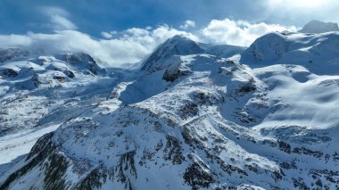Sınır buzulu Grenz Gletscher ve Monte Rosa dağ kalabalığının yeni Monte Rosa dağ kulübesine yürüyüşü manzarası. Güneşli bir sonbahar günü. Pennine Alplerinde Tatil, Zermatt.