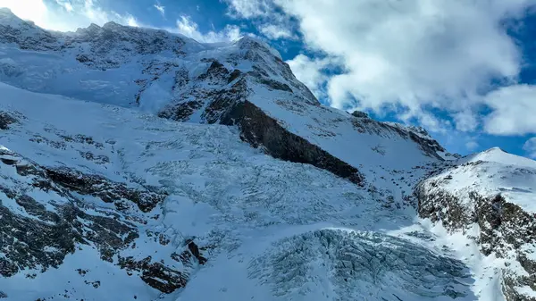 Güzel kış harikalar diyarı Alplerdeki dağ manzarası.