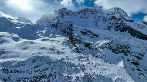Güzel kış harikalar diyarı Alplerdeki dağ manzarası.