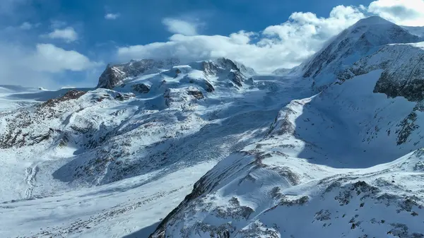Sınır buzulu Grenz Gletscher ve Monte Rosa dağ kalabalığının yeni Monte Rosa dağ kulübesine yürüyüşü manzarası. Güneşli bir sonbahar günü. Pennine Alplerinde Tatil, Zermatt.
