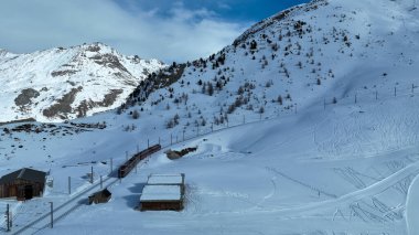 Gornergrat Demiryolu 'nun çarklı treni İsviçre Alpleri' nde Zermatt 'ın yukarısındaki Matterhorn' a bakan dağdan tırmanıyor. İsviçre Valais Kantonu..