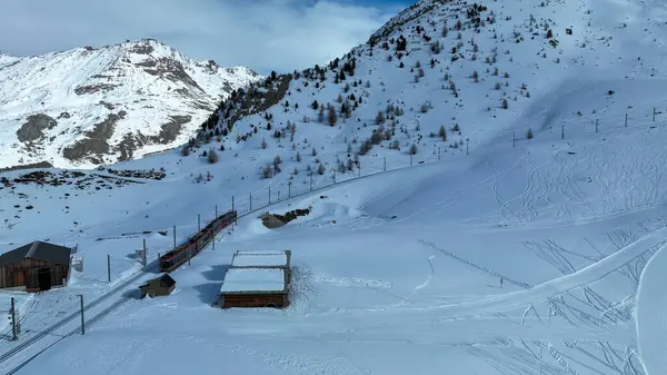 Hava Gorngerat bahn demiryolu ve Zermatt kayak alanı manzarası, İsviçre Alplerinde Valais bölgesi.