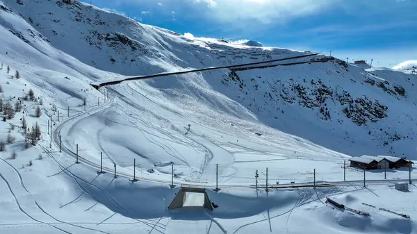 Rotenboden, Zermatt, İsviçre 'de kış boyunca demiryolu ve kar.