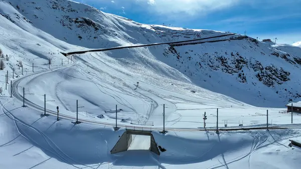 İsviçre 'nin Zermatt kentine yakın Gornergrat demiryolu ile İsviçre Alplerinde karlı Riffelboden manzarası.
