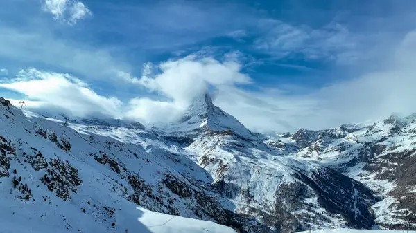 Matterhorn Dağı. Zirvenin yüksekliği 4478 metre. Güneşli bir kış gününde İsviçre 'nin Zermatt kentinden manzara.