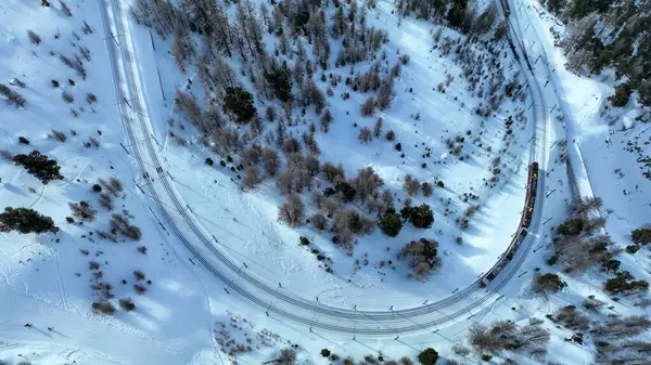 Gonergratbahn 'ın ünlü turistik yerindeki Gornergrat istasyonuna giden trenin üstü..
