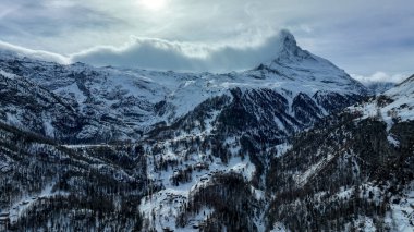 Matterhorn, İsviçre, Arkasında Matterhorn Dağı olan kış turist treni, Zermatt.