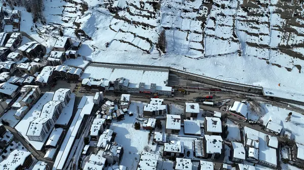 Bazı otellerin bulunduğu Zermatt köyündeki kar kaplı tren istasyonunun hava manzarası kışın kapalıdır..