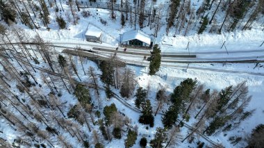 Gornergrat tren istasyonunun Zermatt, Valais, İsviçre 'deki Findelbach Şelalesi ve derin bir vadi üzerindeki köprünün yakınındaki hava Findelbach tren istasyonu..